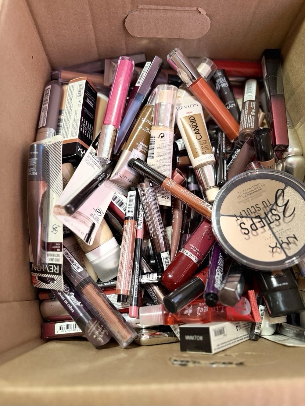 Assorted Lipsticks & Lip Gloss Lot — Mixed Neutrals and Berries 83 Pièces